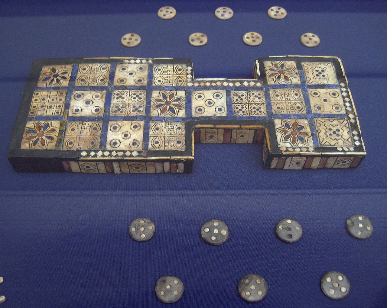 大英博物館に所蔵されている、約4500年前のウルのロイヤルゲームの遊戯盤